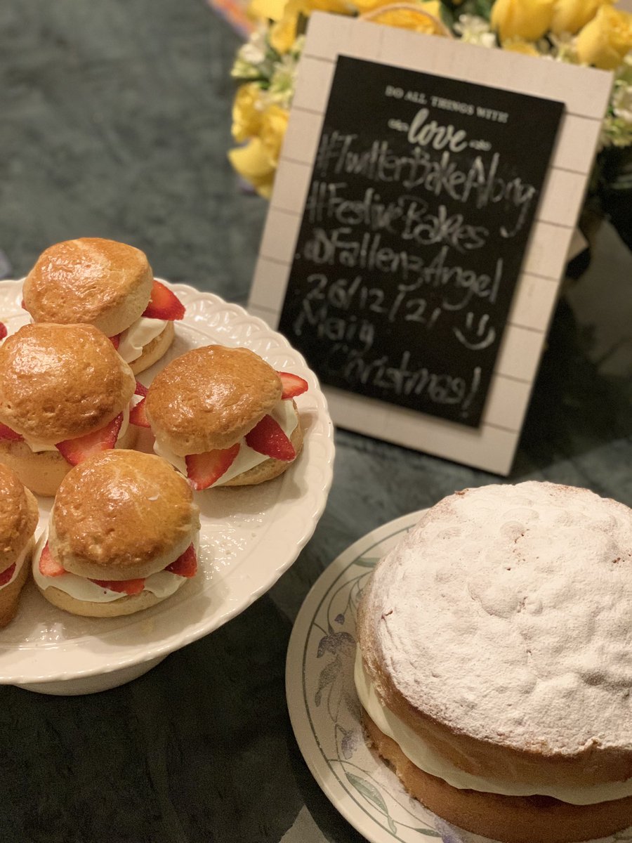 FallenzAngel's tweet photo. Happy New Year everyone! 🥳 all the best for 2022 🎉late posting our bakes but wanted to share my daughter baked Victoria Sponge cake  and I baked Strawberry shortcake on Boxing Day 😊💕@thebakingnanna1 @Rob_C_Allen #HappyNewYear #2022NewYear 
#twitterbakealong https://t.co/wbvmB1uudi