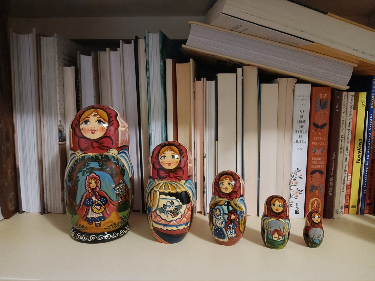 SantaLeonor13's tweet photo. Resulta, Lilia, @AndaRusita , que me pongo a charlar con mi hija Isabel @Isabel_Fdez_ y tiene una #Matriuska en la estantería de su habitación.
Qué bonita, le digo, pero me dice que es algo más, el cuento de Caperucita.
Es el final feliz de esta pandemia #COVID19 para el 2022. https://t.co/nkRei1wTux