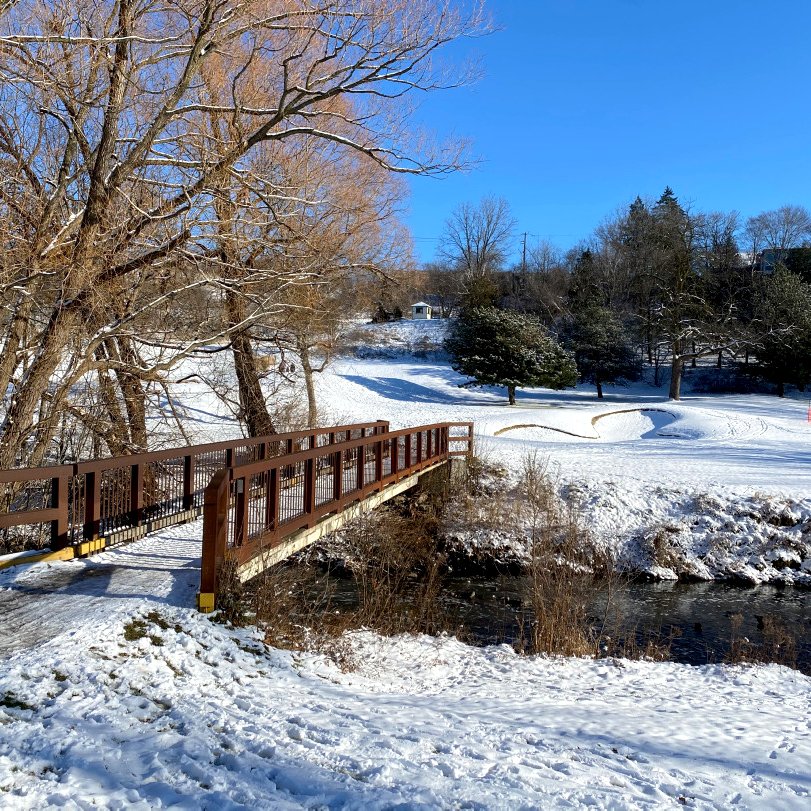 TorontoPFR's tweet photo. There are many ways to safely spend the first day of the year outdoors:
• Snow loops in four City golf courses
• 29 outdoor ice rinks, until 6pm
• 26 toboggan hills
•Seven disc golf locations, 
...and more. Visit https://t.co/7i8VfnlCOk 

#WelcomeTOwinter https://t.co/bSIfLzKgpr
