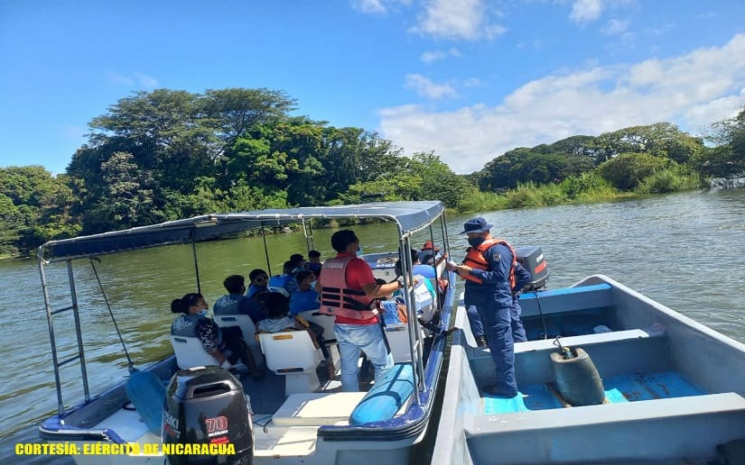 FranciscaC2021's tweet photo. #2022EsperanzasVictoriosas  Siempre trabajando por la protección del pueblo de Nicaragua, Ejército brindó protección, seguridad e inspección a embarcaciones y flota pesquera, para el disfrute y trabajo en paz y seguridad.#LeonRevolucion #UVEDenisSilva https://t.co/oPgHI4c5Us