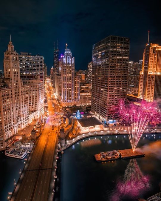Happy new year! 🎆 What do you plan to do or see in Chicago in 2022? 👇

📸: <a href="/cdatsphotos/">Chris</a>