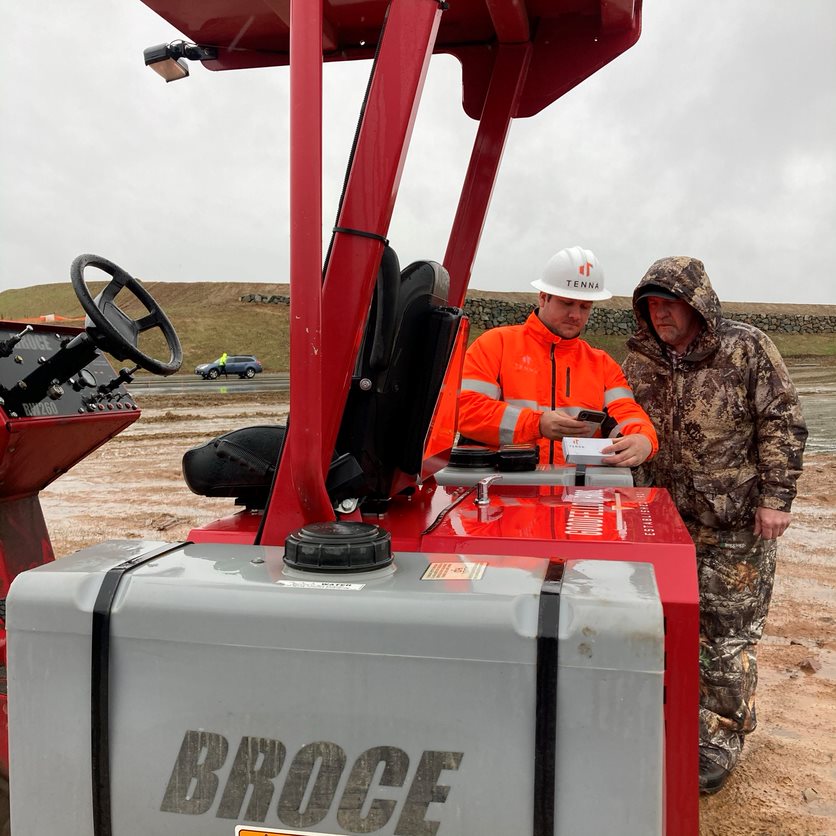 Tenna_Co's tweet photo. Working side-by-side, and in the field, with our partners to deliver professional asset tracking technology. #CEPhotoContest #MeritShopTech #ABCMeritShopProud #constructiontechnology #contech @ConstructionMag https://t.co/2iMYMA7BMY