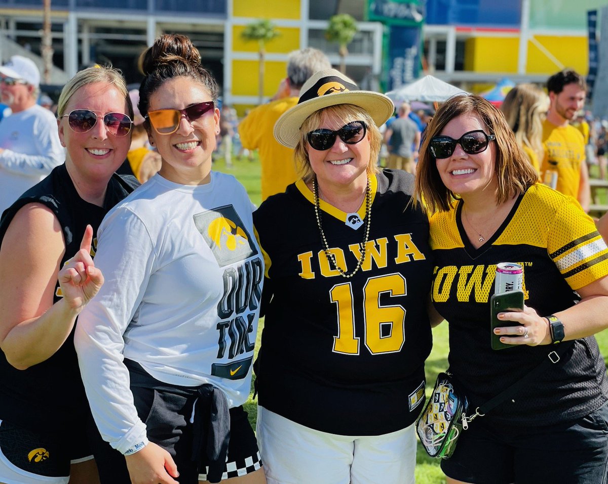 scheeney3361's tweet photo. Go Hawks! #CitrusBowl  #Hawkeyes https://t.co/PQ217qRC8V