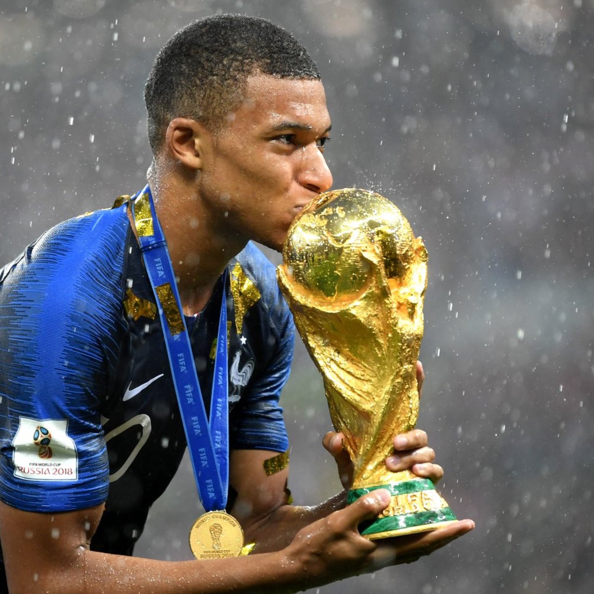 PoliticaEnRiver's tweet photo. Bueno, empezó el año del Mundial: Imaginate ganarle los octavos a Italia, cuartos a Alemania, semis al campeón Francia y la final a Brasil yendo abajo tres veces en el marcador y definirlo sin arquero frente a la tribuna llena de brazucas...

Sería una copa más, no? 😂🤣😂🤣 https://t.co/tBV04OHU1R