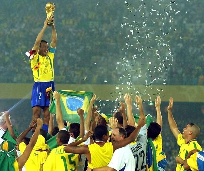 PoliticaEnRiver's tweet photo. Bueno, empezó el año del Mundial: Imaginate ganarle los octavos a Italia, cuartos a Alemania, semis al campeón Francia y la final a Brasil yendo abajo tres veces en el marcador y definirlo sin arquero frente a la tribuna llena de brazucas...

Sería una copa más, no? 😂🤣😂🤣 https://t.co/tBV04OHU1R
