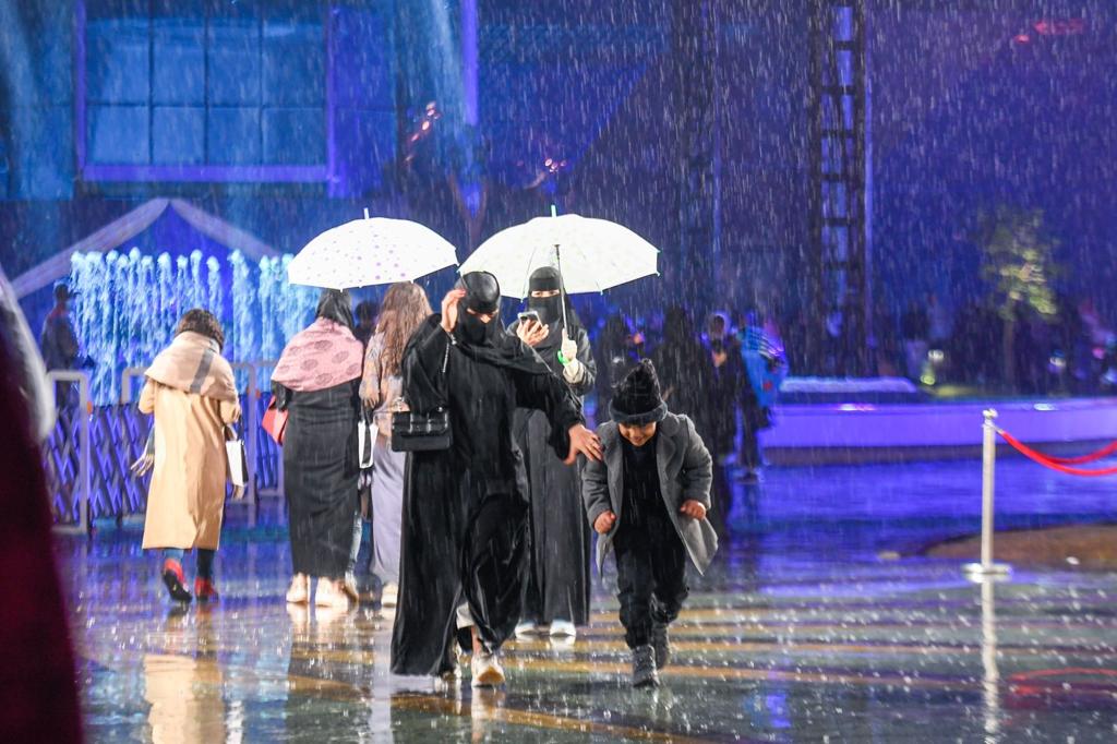 RiyadhSeason's tweet photo. في الجو غيم ☁️
الأجواء اليوم رايقة في #بوليفارد_رياض_سيتي .. والمطر زادها جمال 😍
احجز تذكرتك الحين 🎟
https://t.co/UyX5nxlXqo
#موسم_الرياض https://t.co/bB0kLahZ8s