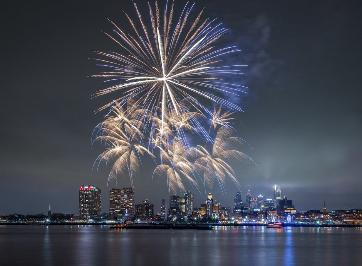 DanteFratto's tweet photo. Happy New Year!

#NewYear2022 #newyears2022 #Philadelphia #FireworksDisplay #fireworks https://t.co/e4XPMKmJkV