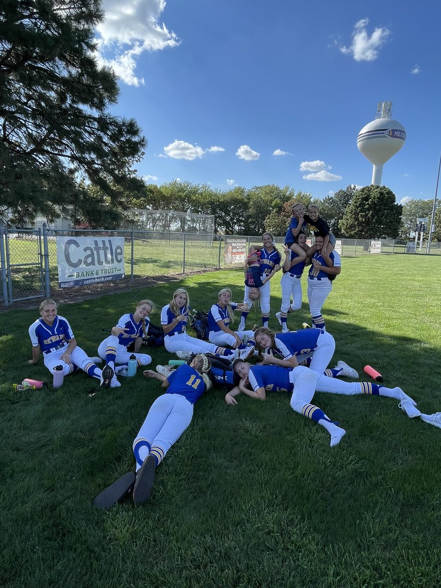 SewardSoftball's tweet photo. Happy #NewYear2022 from our #squad to yours! We hope 2022 is filled with more Wins the loses! (except if we play each other…). Be awesome this year jays and work hard to achieve all your goals! #muchlove @SewardBlueJays https://t.co/hj0lAPCGab