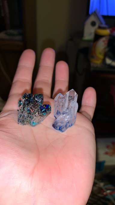 Liney Stark - 1 pic. Honestly, best thing I did in 2021 was to start making resin stuff. I really fucking love making things with resin. It’s fun. It’s calming. And the tangible things in the end are so *cool* https://t.co/rsbPGvtkLo