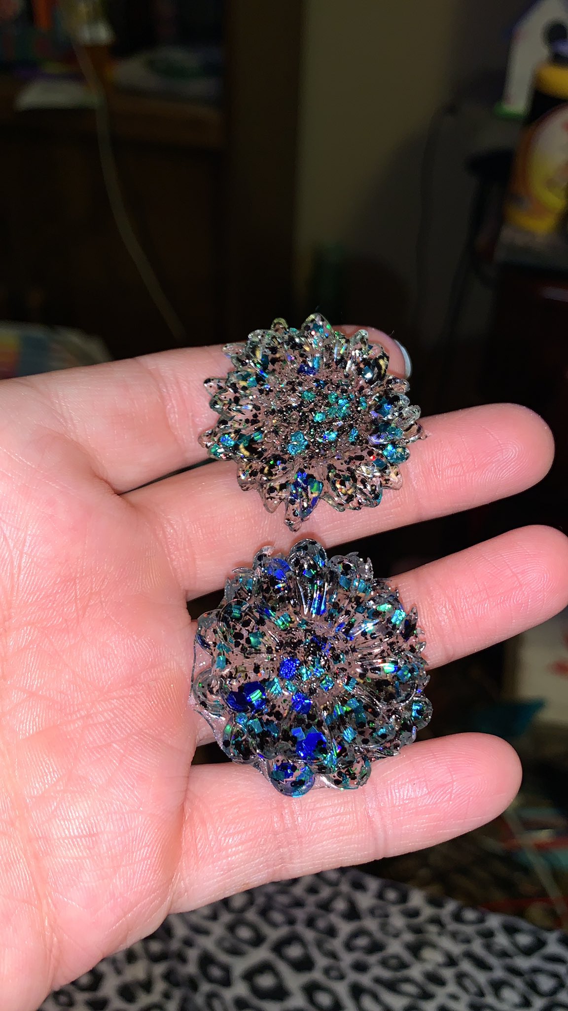 2 pic. Honestly, best thing I did in 2021 was to start making resin stuff. I really fucking love making things with resin. It’s fun. It’s calming. And the tangible things in the end are so *cool* https://t.co/rsbPGvtkLo