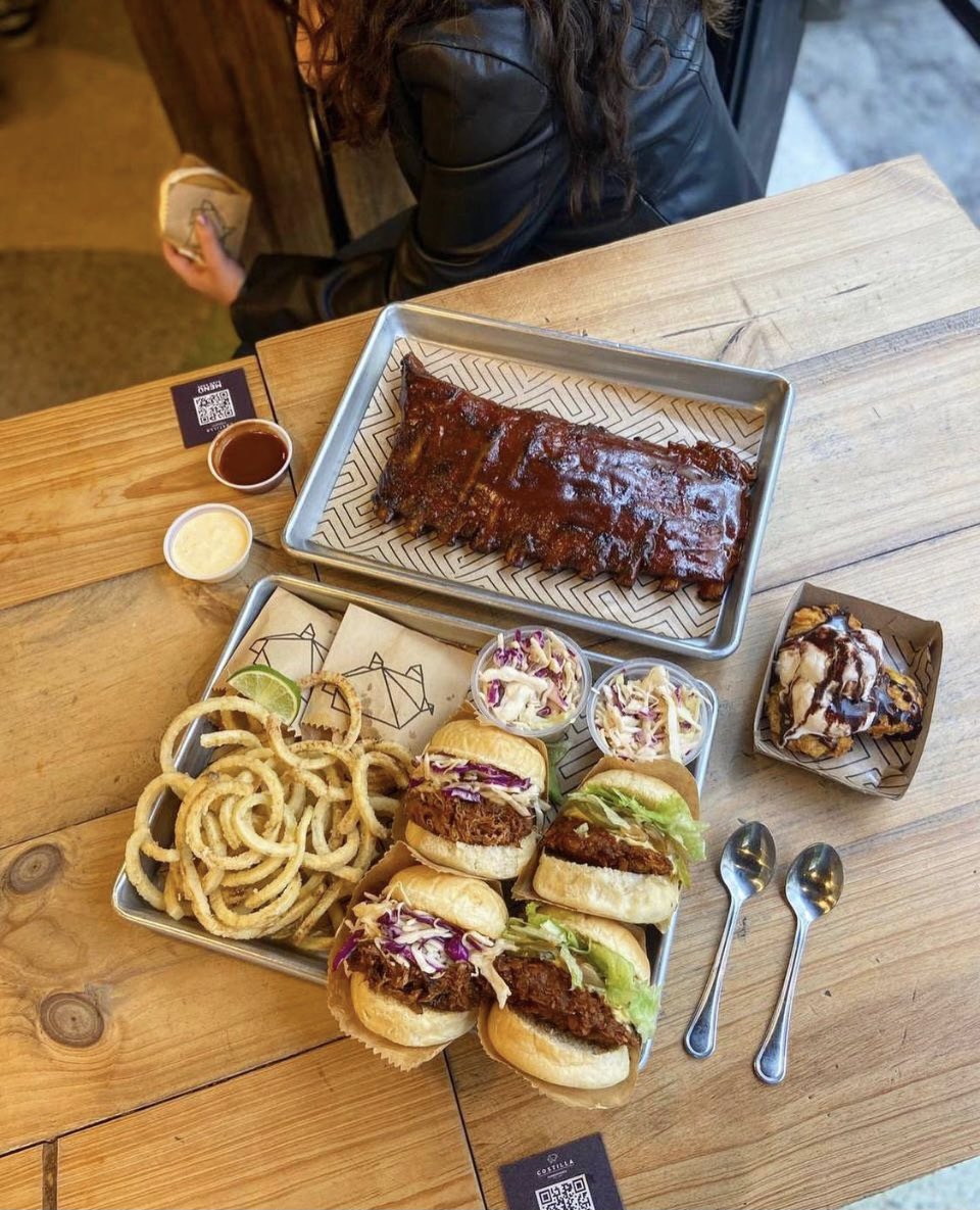 loscostilla's tweet photo. Costii, los conocemos y sabemos que ayer ⚡️pasaron cosas⚡️, pero no se preocupen👀

Cuida a ese 🐭 con tu distribuidor de 🐷 de confianza 

Hoy con la compra de tu bandeja (33$) incluiremos dos POWERADE Y UN POSTRE 🍨 porque los queremos ❤️

Así que lléguense ✌🏻🐷✌🏻 https://t.co/qsjYIfSmdc