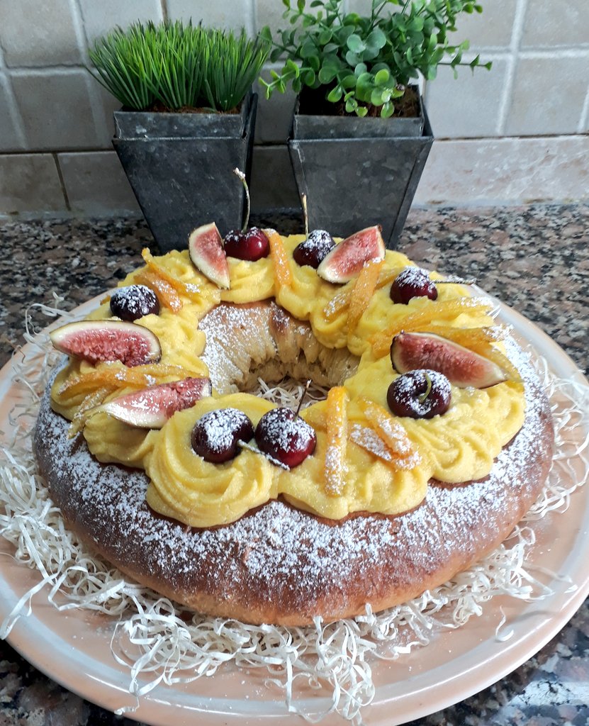 Receta de Rosca de Reyes 

Crema Pastelera, naranjas confitadas, higos y cerezas naturales. Vos podés  agregar otras variantes para la decoración, azúcar granulada o cerezas glaseadas

Si te gusta dale RT, nunca sabés a quién puede servirle como salida laboral.