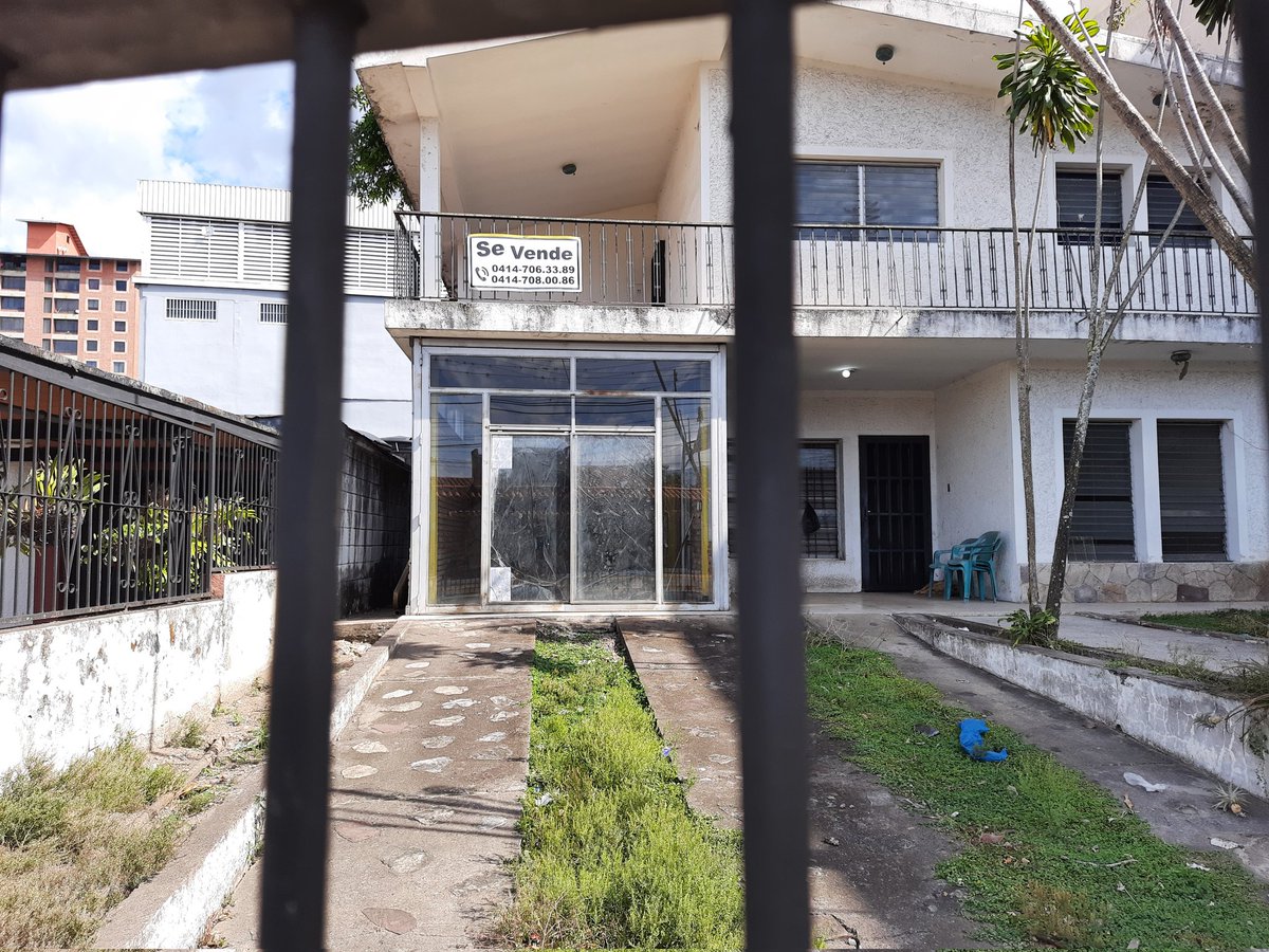 Casas abandonadas con perros guardianes (?) también abandonados. Sucede en la Av. Ferrero Tamayo de San Cristóbal #Táchira #Venezuela 
#NoAlMaltratoAnimal <a href="/PerroUsuario/">PerroUsuario Wof '•'</a> <a href="/Orenji_Ra/">Naranjito Orenji</a>