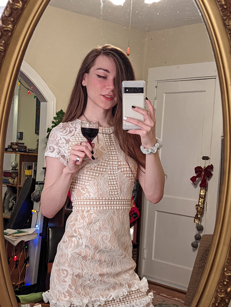 so sorry to anyone following both accts for making you see all of these posts twice but on god my hips look insane here