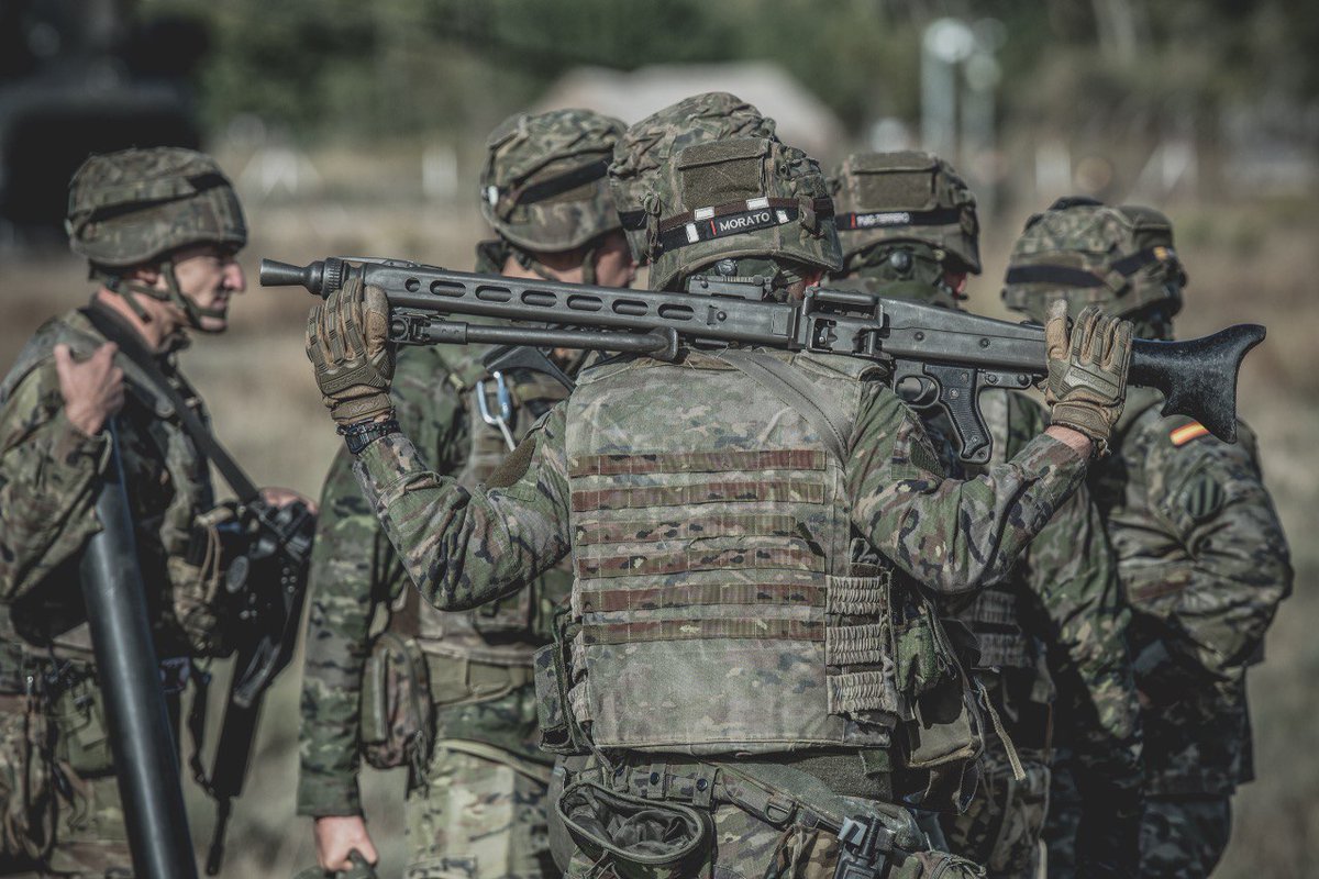 En la primera noche de 2022 os pedimos que dediquéis un breve momento para agradecer a nuestros #soldados desplegados fuera de nuestra Patria, su 'Servicio' por #España en beneficio de la seguridad de todos. ¡Participa con tu comentario! Gracias #SomostuEjército 🇪🇸  
📷 #BRIPAC