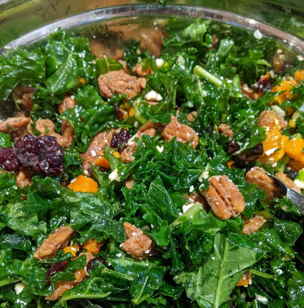 🥳 HAPPY NEW YEAR!! 🥳
.
.
We are starting the New Year with great food, great company, and lots of football 🏈
.
.
Woohoo!! 2021 was a great year for me. Published my first cookbook, finished my college degree and landed a dream new job.
.
.
Lots of BIG changes coming in 2022 …