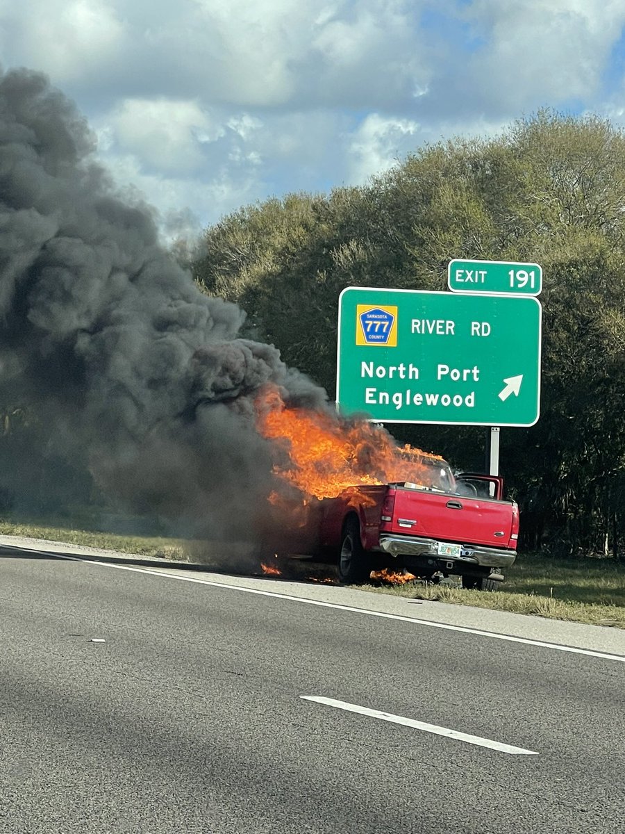 MyMia305's tweet photo. @FLHSMV car on fire going east on I75 by exit 191. https://t.co/l8RMuyrcNi