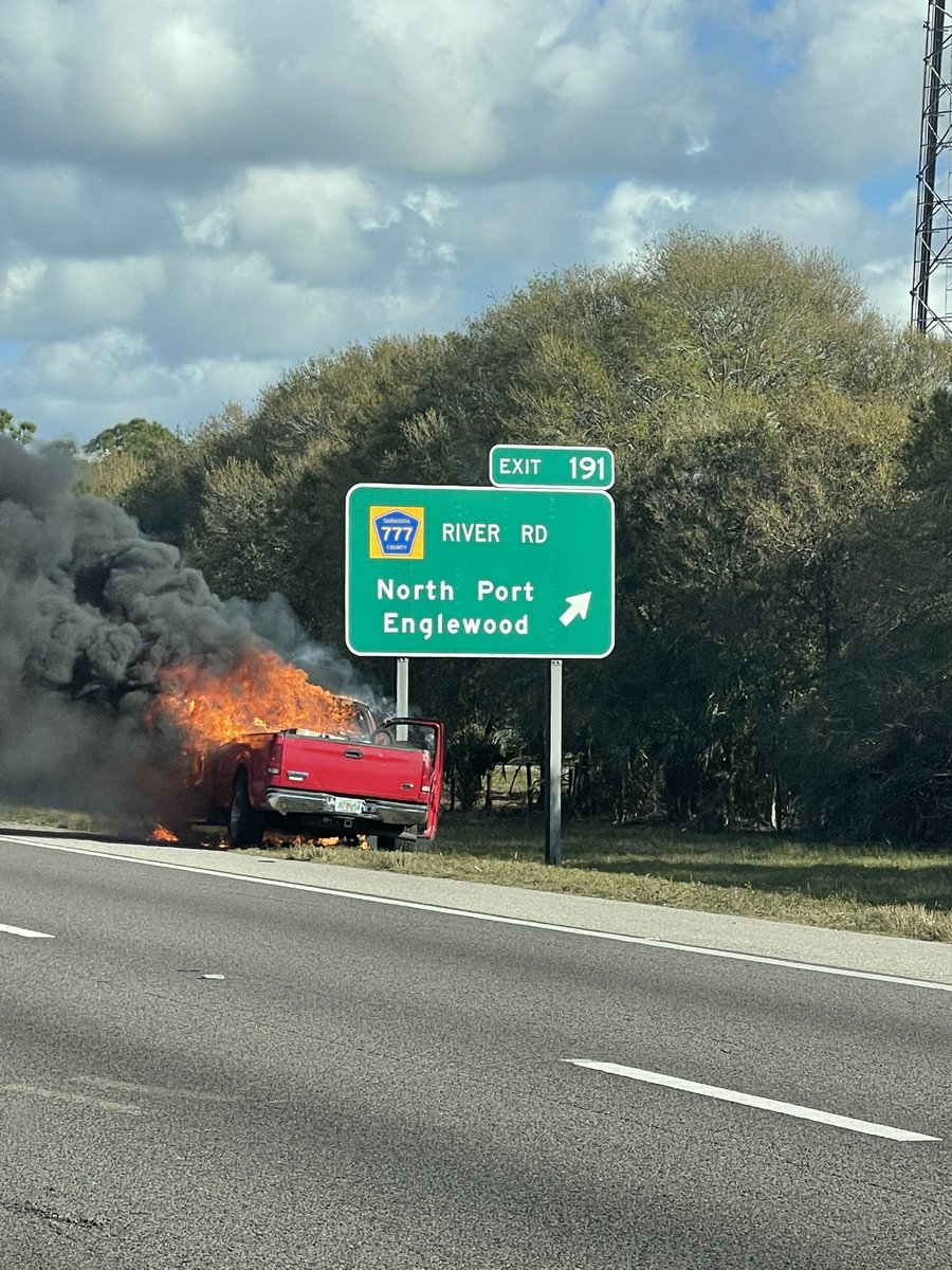 MyMia305's tweet photo. @FLHSMV car on fire going east on I75 by exit 191. https://t.co/l8RMuyrcNi
