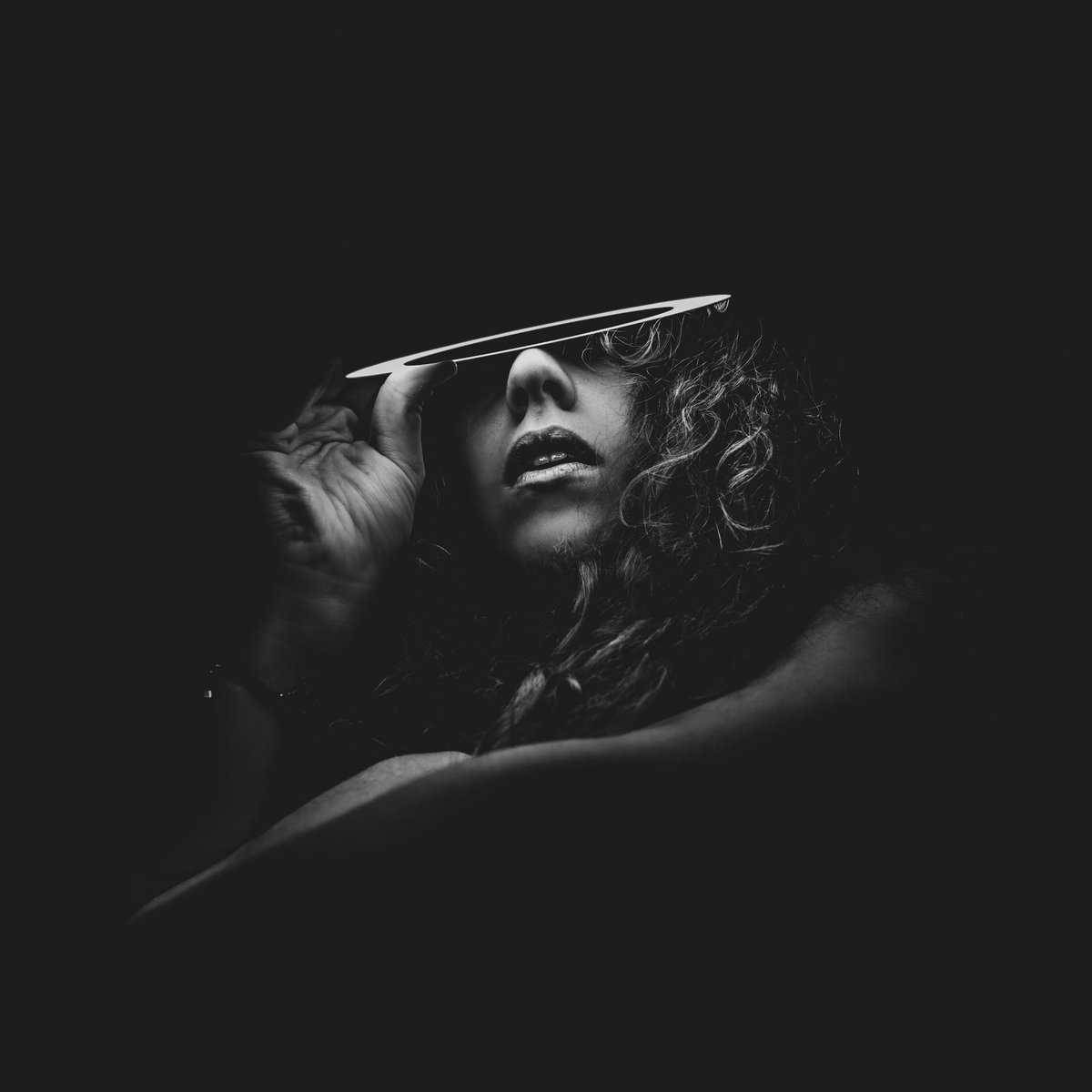 AliceArtAtelier's tweet photo. ♄ - It's all in the eyes 
1 eth.
I imagined a whole new universe where shadows are embraced by a ring of light. There, like Saturn, I could bring renewal and peace. If you don't see it, that's because it's all in the eyes.
#NFTs #nftphotography #NFTdrop 

https://t.co/jZpmEzVDq7 https://t.co/LidModmgM5