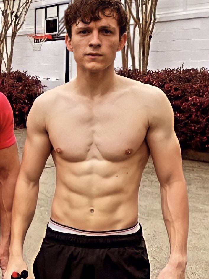 this pic of tom holland deserves to be my first tweet of 2022. 👀🤤