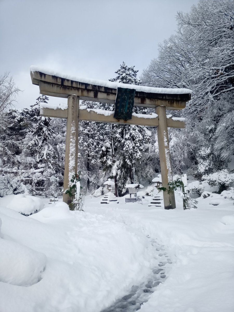 明けましておめでとうございます
今年も宜しくお願い致します
新年早々
雪かきしてました(笑)
