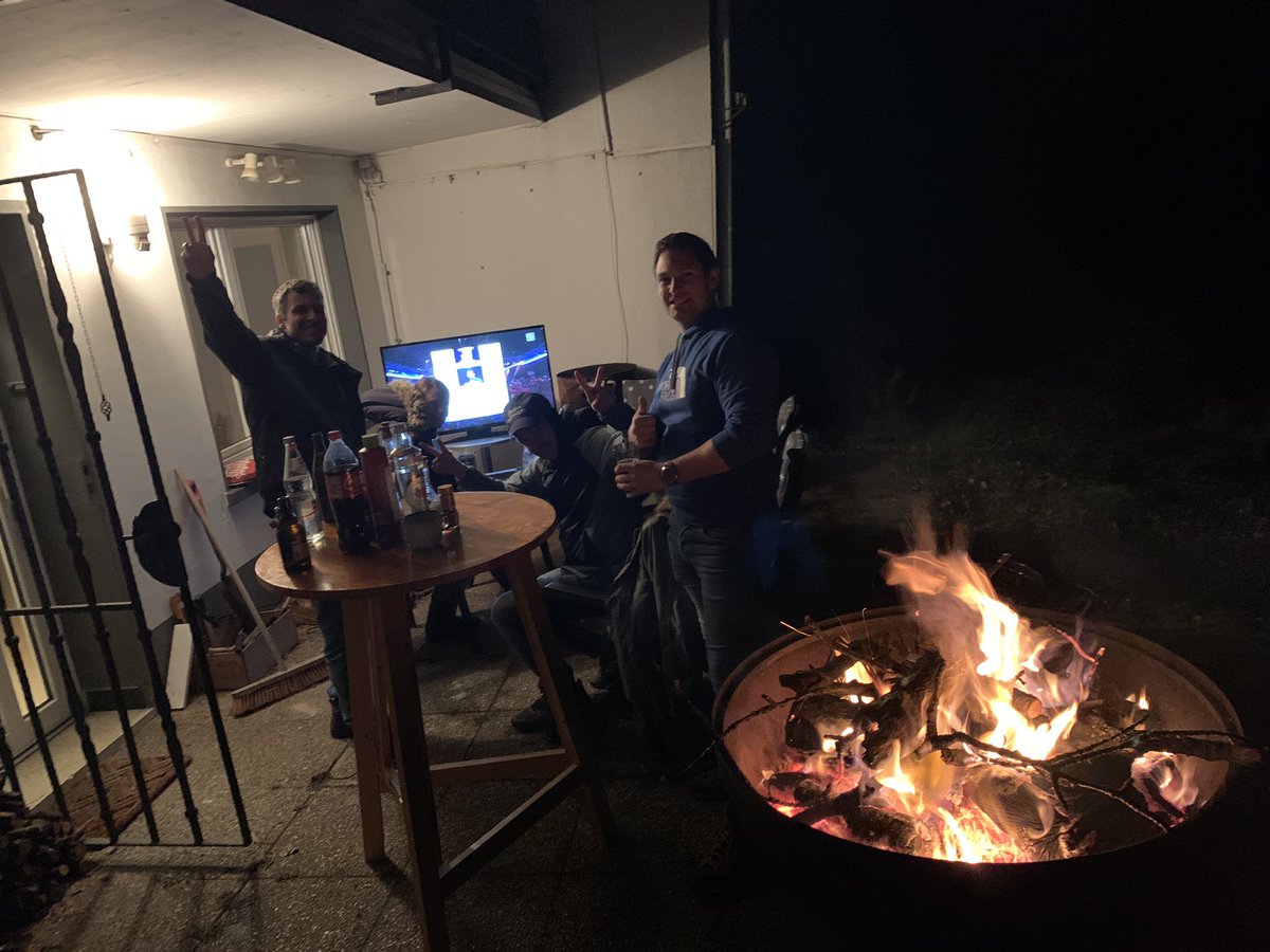 theflyingmanson's tweet photo. Darts on Fire. Grillen, Pizza, Bratwurst 🤩#DartsWM @ElmarPaulke #DAZN #DAZN180 #dartsonfire #dazndarts https://t.co/Iqh5X1ZQbz