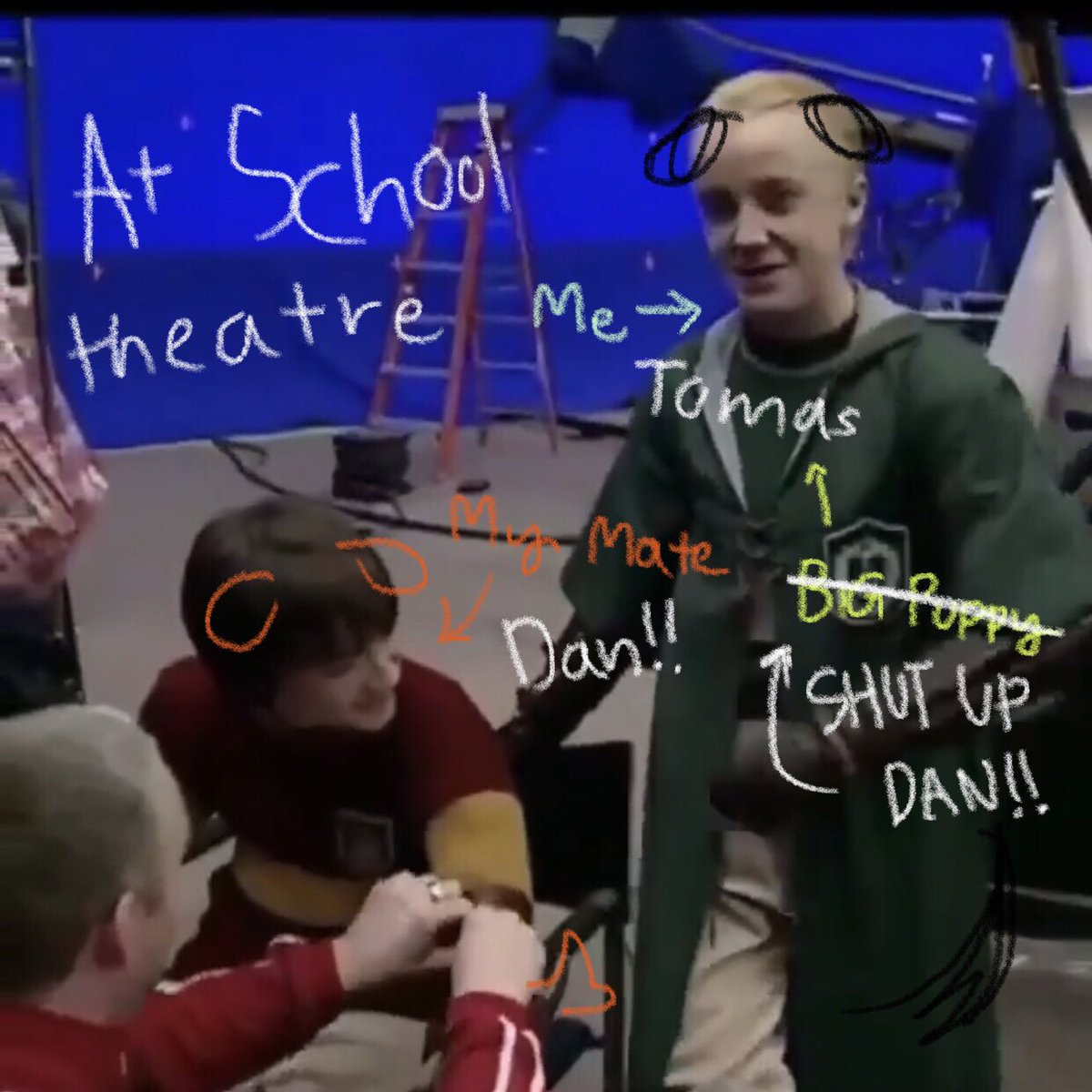 คือเห็นในtt คนทำเยอะมาก ก็เลยอยากลองเล่นบ้าง ลองคิดเล่น ๆ ว่าสมมติแฮรี่ พอตเตอร์คือละครโรงเรียนงี้ แล้วสองคนนี้เป็นเพื่อนคนละคลาสกัน มารู้จักกันตอนแสดง อันนี้เป็นภาพถ่ายเก็บไว้ขำ ๆ แย่งกันเขียนรูป แข่งกันว่าอีกฝ่ายเป็นหมา ก็หมาคู่ไปเลยค่ะ #dmhp