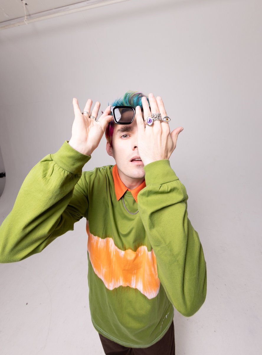 awsten's tweet photo. SEE THROUGH, BABY 🔦📟📟🏟 https://t.co/02SOz8r5E8