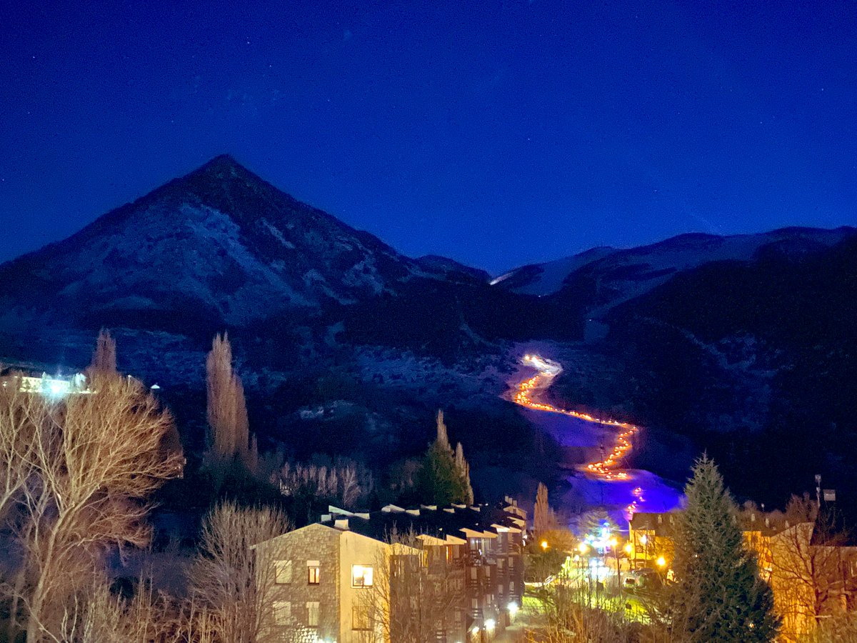 Feliz año 2022  desde el paraíso.
Bajada de antorchas en <a href="/AramonCerler/">CERLER (Aramón)</a> #cerler #pirineo #nieve