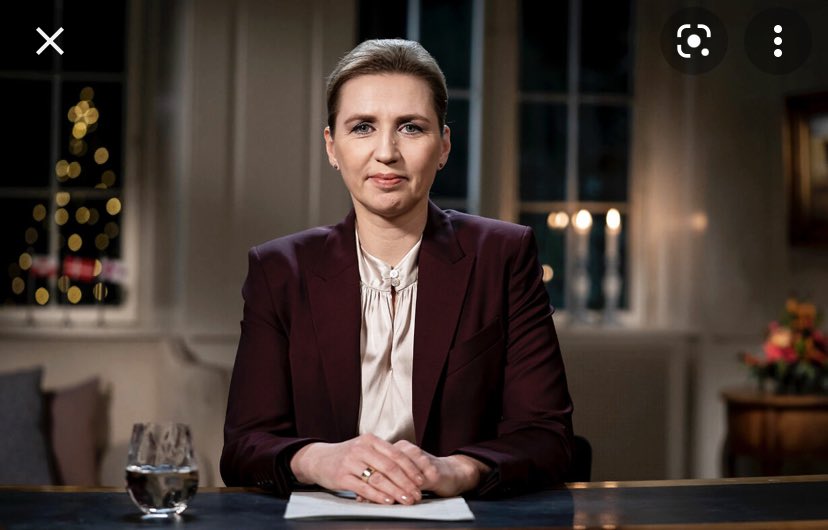 BaklundKari's tweet photo. Den gode stol var taget i år, så hun måtte sidde på en lille skammel?
#statsministerensnytårstale #dengodestol #dkpol https://t.co/MZ6YoIjHys