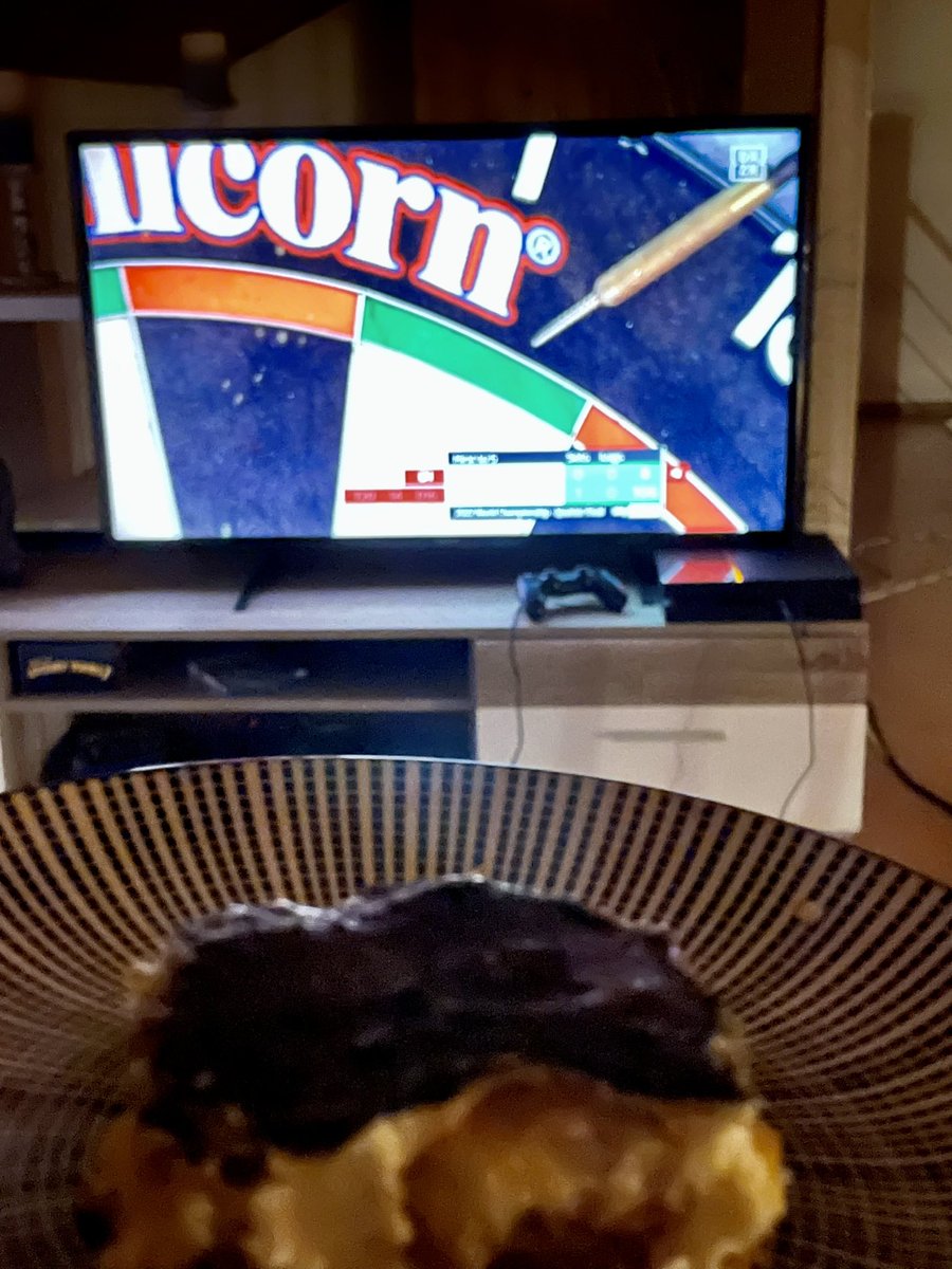 Tiramisu und #DartsWM … Was gibt es Besseres? 🎯🤩 #dartzn <a href="/ElmarPaulke/">Elmar Paulke</a> <a href="/maximiser180/">Max Hopp</a>            Go <a href="/snakebitewright/">Peter Wright</a> 💪🏼