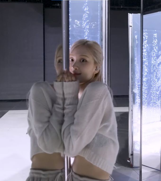 where's is rosie?       here it is!
#로제 #ROSÉ