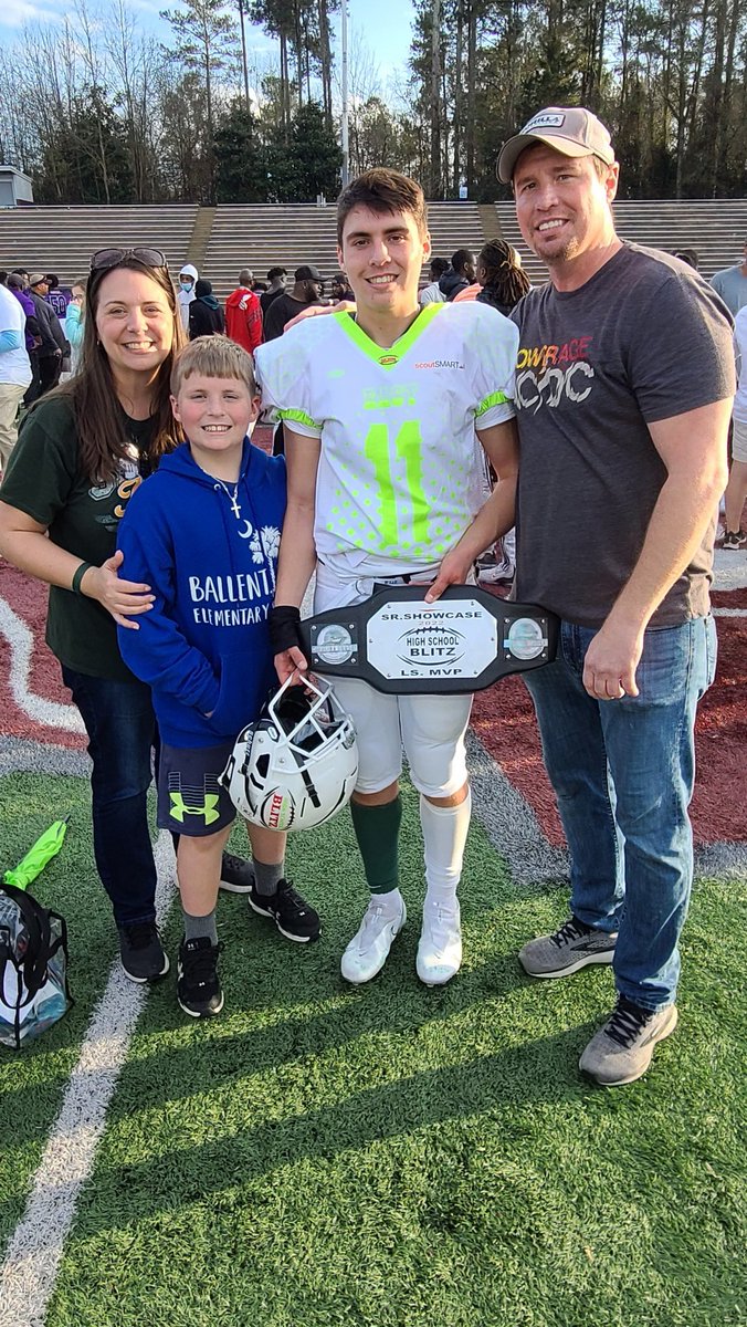 Patterson_Kim21's tweet photo. Today @d_patterson2022 played his last night school football game in the @HighSchoolBlitz/ Schutt Senior Bowl game. He led 3 scoring drives with 2 TDs and offered to play long snapper when the need arised. He earned the Long Snapper MVP of the game! Great job, D!
@dfhsfootball https://t.co/5PWNBFTQR8