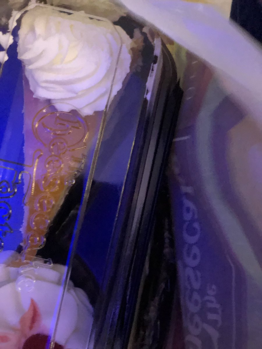 blkexcell3nce's tweet photo. @Cheesecake why do y’all have the large slices in the display case but the slices I receive in my order are half that size??? I’ve been hoodwinked! I started my year being deceived! Y’all see that extra narrow slice?(? https://t.co/hFEtlAbN5H