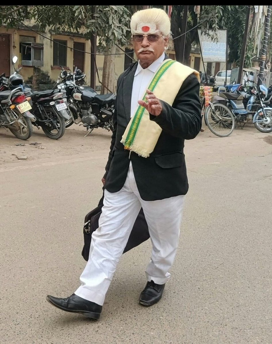 harshagujaratan's tweet photo. ये हैं सांस्कृतिक राजधानी काशी के 60 साल के श्याम जी उपाध्याय 38 वर्षों से वकालत करते हैं ,इनकी विशेषता ये हैं कि ये वकालत संस्कृत भाषा में करते हैं।

@RadharamnDas https://t.co/aFaDAoZcbx