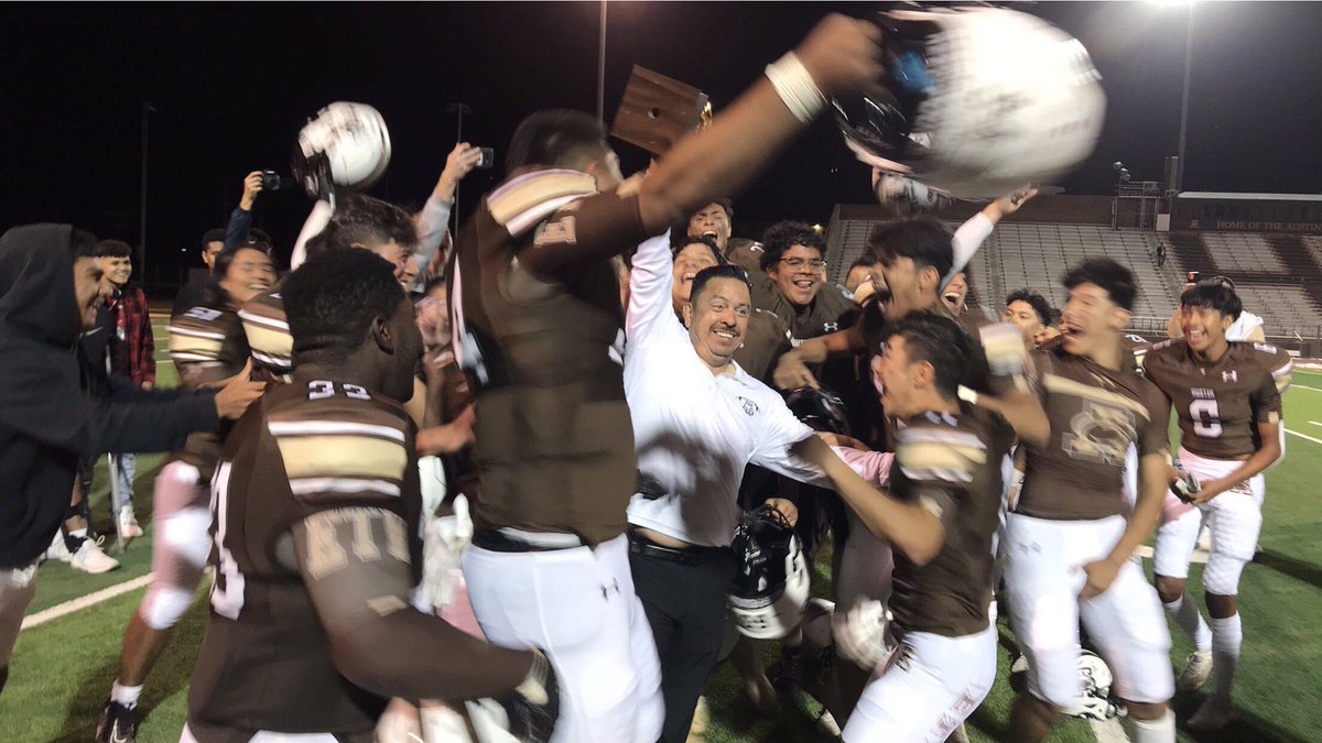 CoachPichardo's tweet photo. Grateful for a blessed ‘21 with our Austin Football Family. ‘22 season is already under construction…stay tuned. 
#🏋️‍♀️💪🏽
#ETW
#NoExcuses 
#ThinkBig
#DeCee
#WeNeverStop https://t.co/LA8z2eayxZ