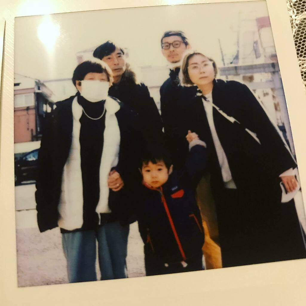 numa_tamago's tweet photo. 大晦日から元旦まで妻の実家へ。
チェキのプリンターを買った。
何枚も同じ写真プリントアウトできるの良いな！ということで初詣と孫の写真を置いてきた。

今年もよろしくお願いしますー！
#instaxsp3 #photography #familyphotography https://t.co/gkamTZe3yv https://t.co/DvqySjC8j8