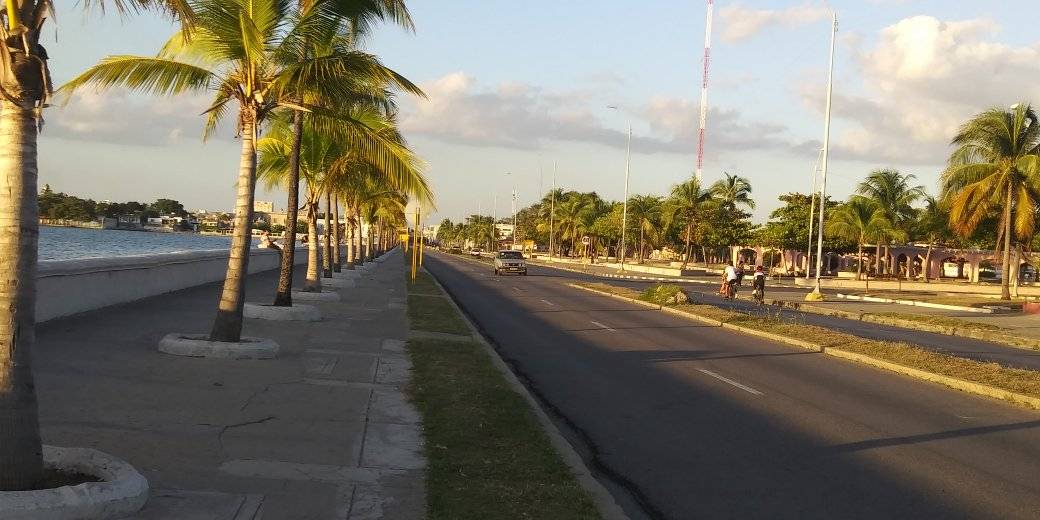 PerlavisionTV's tweet photo. Cae la tarde noche en una de las ciudades más lindas de #Cuba Así luce #Cienfuegos este1ro. de enero, según el lente del amigo Daimany Blanco #CubaViveyCelebra https://t.co/RnGcvGuH8e