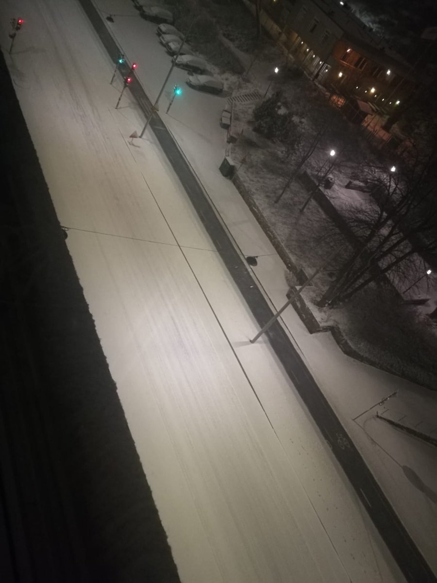 #stockholm #stad #svepol  #stopol snöar igen. I januari 2022, Kl 2.20. 
Prio med #snöröjning är #cykelbana 🤔