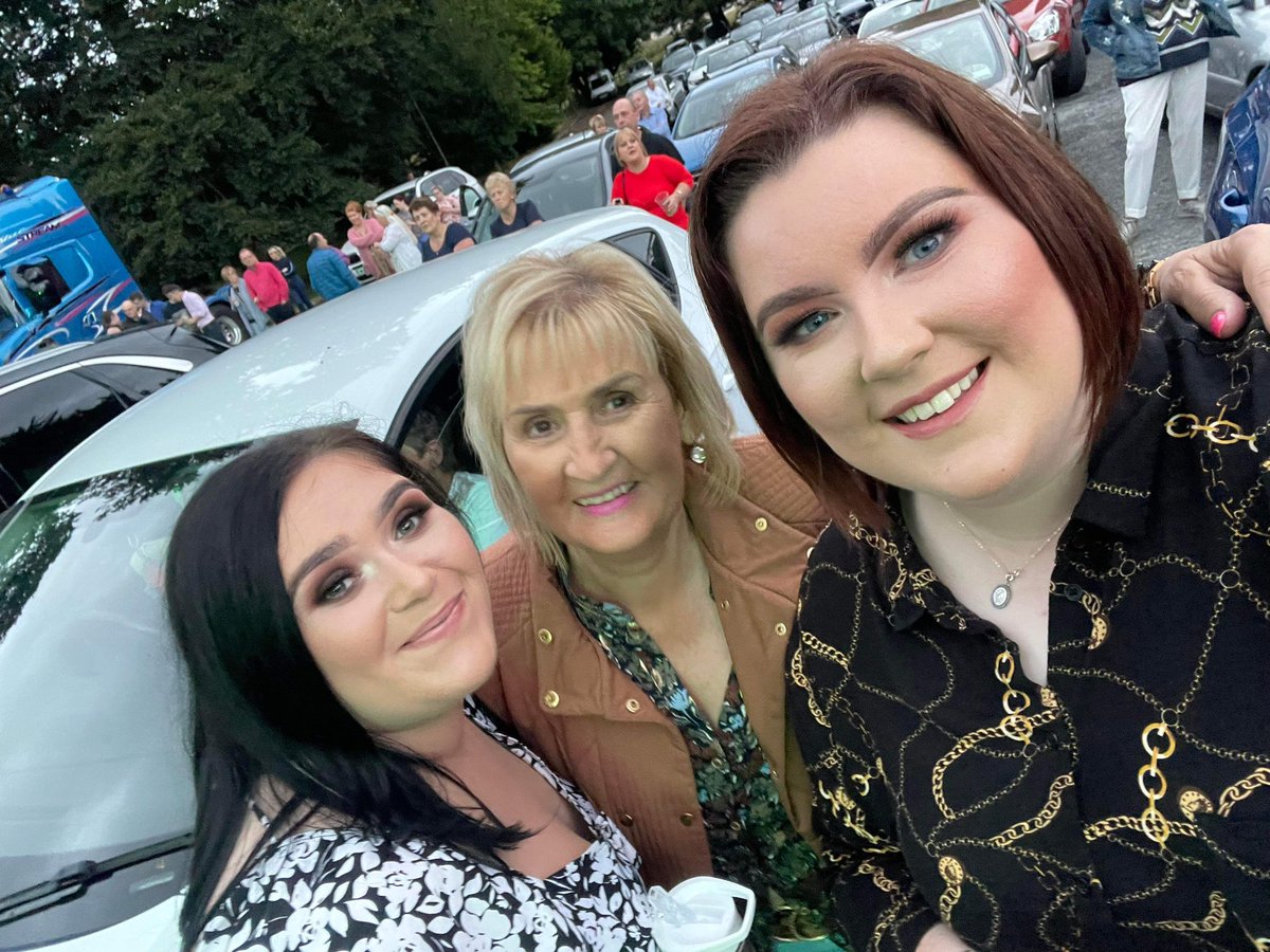 sarahgrant155's tweet photo. The JMG Group Country Drive In @EimearBoggs97 😍❤️🎶 #PatrickFeeney #GaryGamble #OwenMac #JimmyBuckley #CountryDriveIn #BannvilleHotel https://t.co/9XRIGb1knK