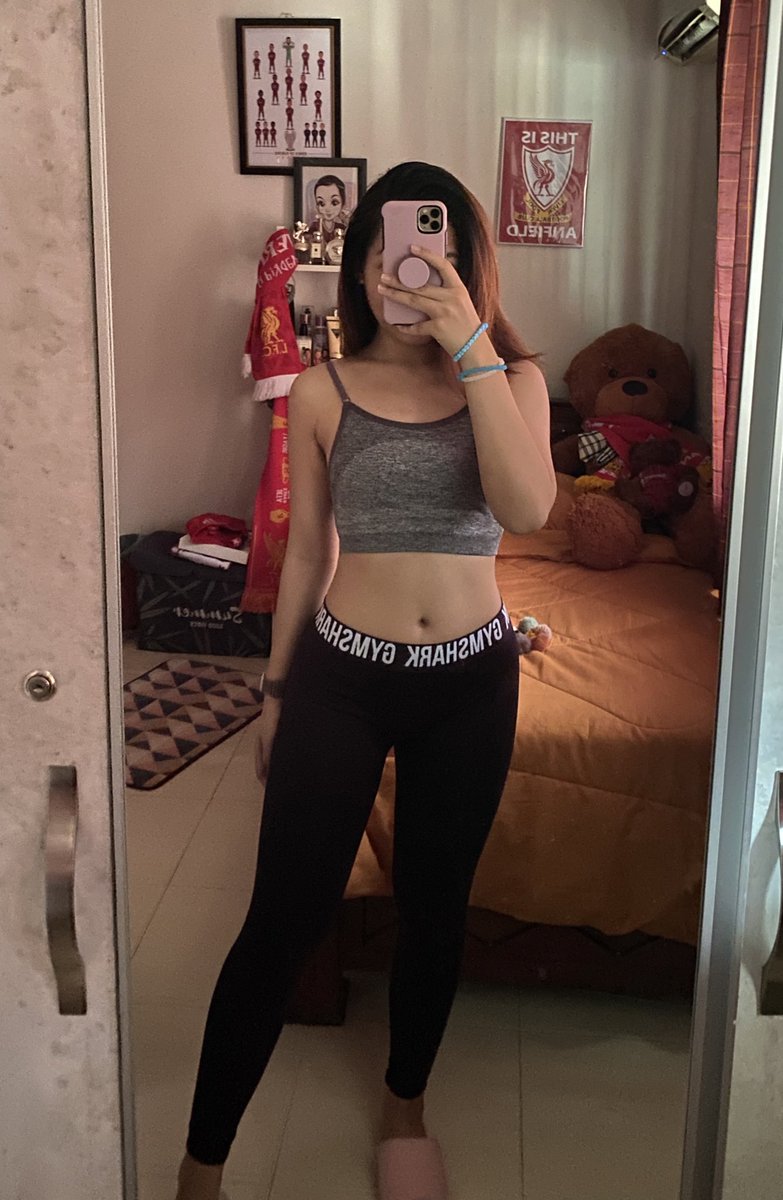 donnajourneyx's tweet photo. 2018 - 63kg (excessive fats🥴)
2019 - 51kg (low bodyfat% but weak😓)
2020 - 54kg (started incorporate strength training &amp; eat in surplus)
2021 - 58kg (decent fat &amp; muscle mass - happiest😍)

Its a longggg journey. Cant wait to see what 2022 offers me! 🥰 https://t.co/FGWZlO9EZv