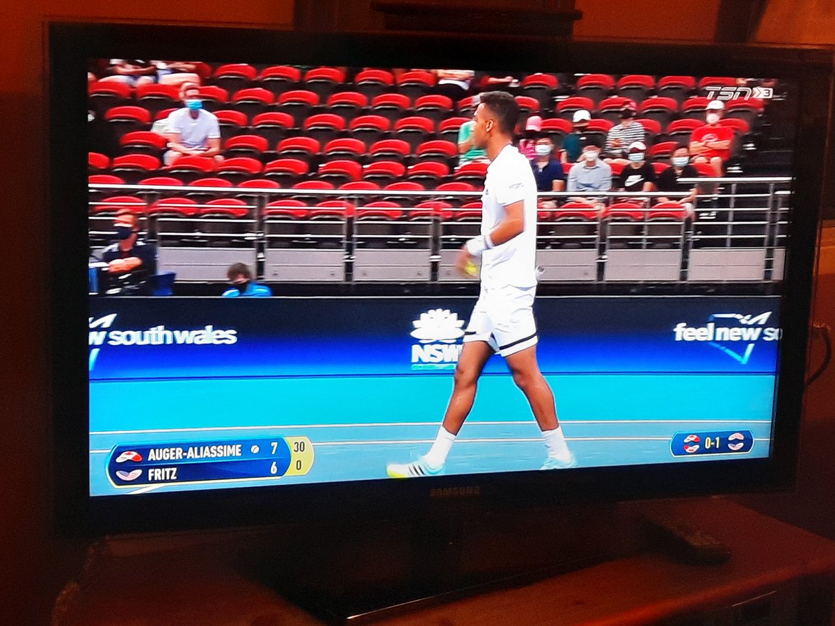 marcilisa4's tweet photo. Elle n'ose pas regarder la télé... Trop nerveuse pour le premier match de Félix ? 🤔😂🐈⬛ Pourtant, il joue bien! Son premier match de 2022 🎾 #ATP #AllezFelix @chapdeluc https://t.co/QZeeK8XWis