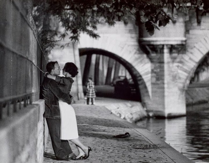 literlandweb1's tweet photo. "El amor es una catástrofe magnífica: saber que te vas a estrellar contra una pared y acelerar a pesar de todo, correr hacia tu propio desastre con una sonrisa en los labios. El amor es la única decepción programada, la única desgracia previsible que deseamos repetir"
F Beigbeder https://t.co/mz6nYLQ0la