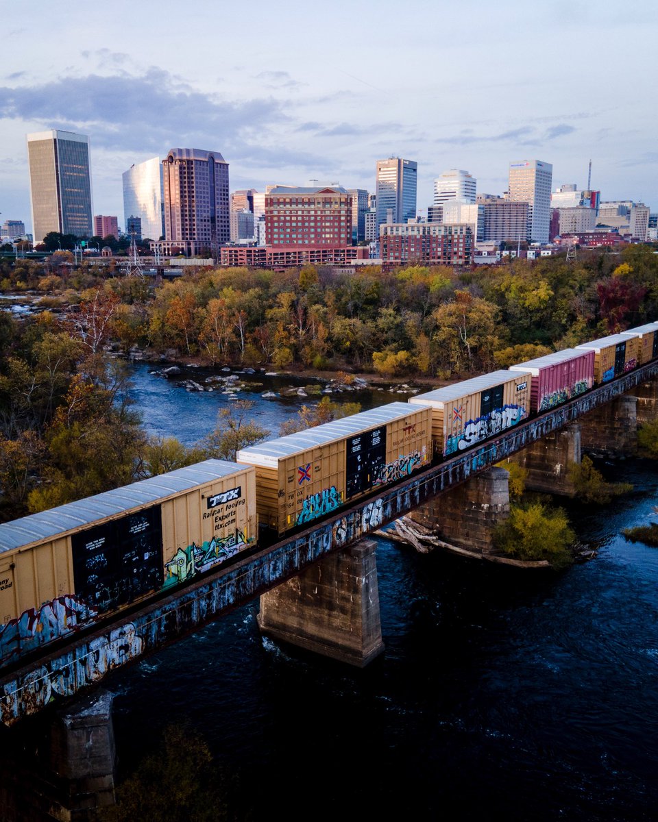 AiRVA_photo's tweet photo. My favorite shots I took of Richmond for 2021! excited to see what 2022 brings https://t.co/OhmBeZZiNk