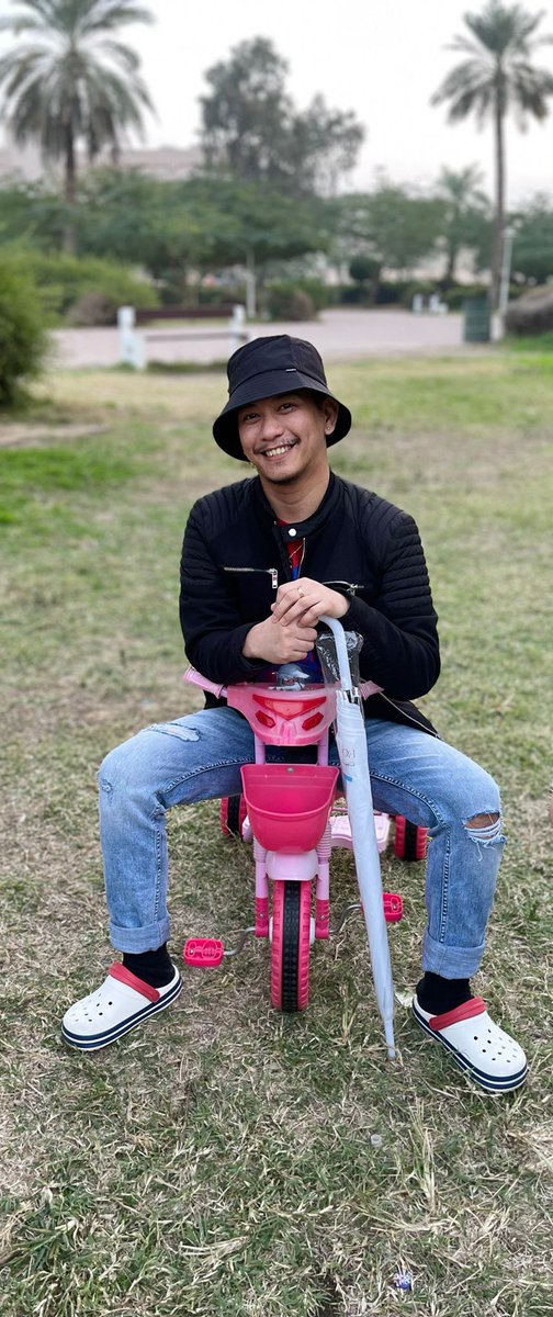 dragonboizii's tweet photo. Yung ginawang baston ang payong. Ngiting namamaga ang paa 🥲 #goutattack https://t.co/bm46OO6qci