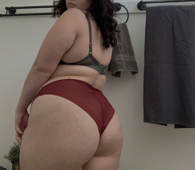 Hope everyone has a happy new year :)  #nsfwtwt get my onlyfans for your new years resolution 🤪 https://t<a href="/tag/nsfwtwt"class="tags">#nsfwtwt</a>