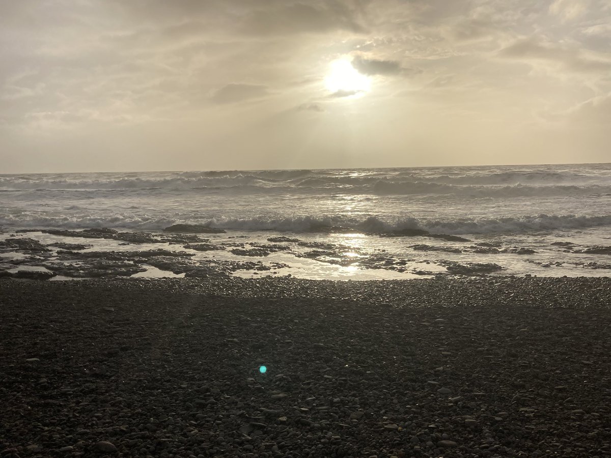 Sarahmaccardiff's tweet photo. Lovely start to 2022 blowing away the cobwebs at Rest Bay. Blwyddyn Newydd Dda 🎉🎉 https://t.co/N2koAWYwzP