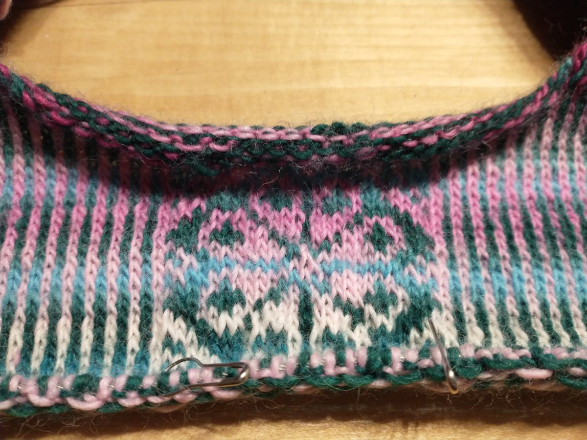 A new sweater in the making ... #knittingmagic #raiseyourwands #colourporn #knittingismyyoga