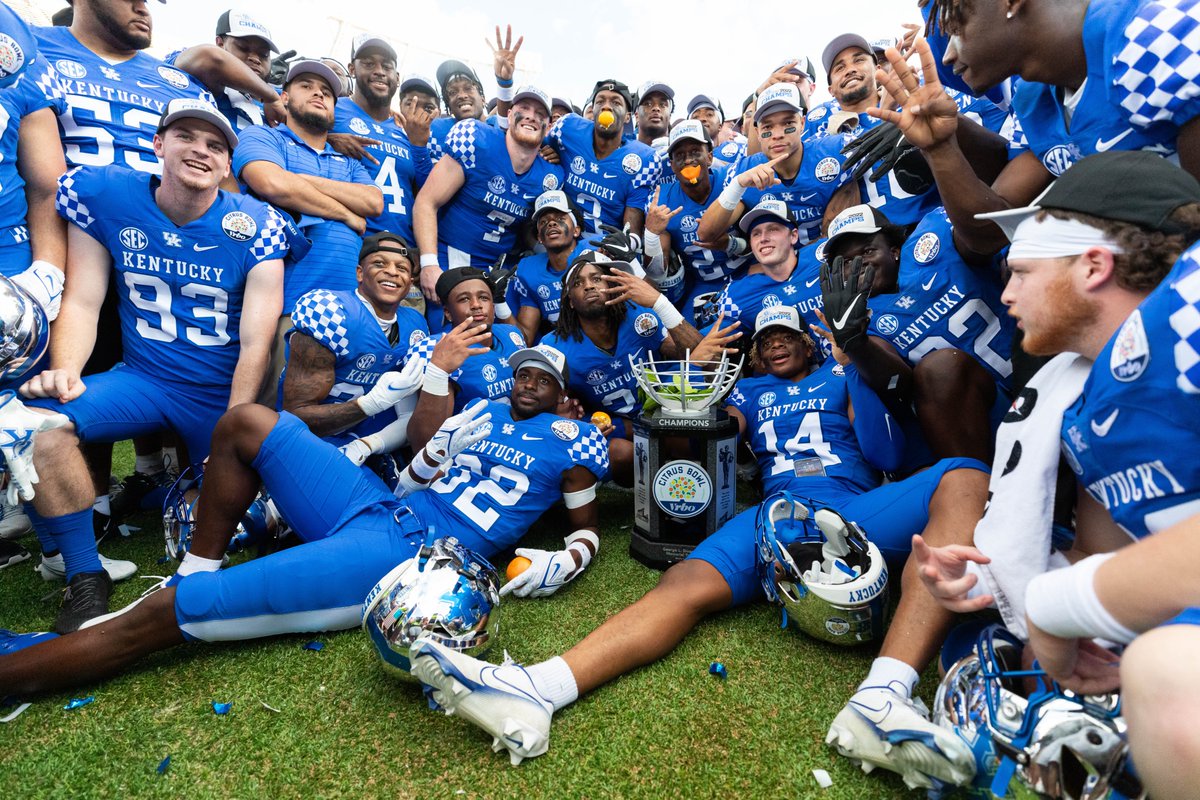 MichaelClubb4's tweet photo. Kentucky defeats Iowa 20-17 in Orlando to win the VRBO Citrus Bowl at Camping World Stadium. @KYKernelSports @KyKernel @HunterWS11 @BarkleyTruax @rayleighdiane https://t.co/BdDZM0T9Pk