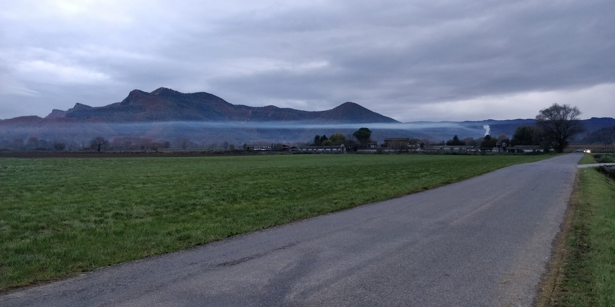doktorkampi's tweet photo. Aquest fenomen sembla donar-se a les valls d'#Olot (Bas, Les Preses, Olot..), amb emissions combinades de crema de biomassa (llenya) per calefacció, trànsit motoritzat, cremes agrícoles i indústria, amb pics habitualment al vespre (blau PM10, groc llum). https://t.co/X32gd9YutD https://t.co/lvvVKXBkAv